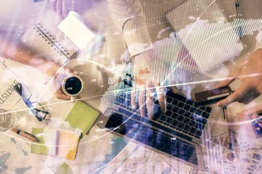 Kadın ve erkeğin birlikte çalışırken çifte pozlama ve hologram çizimi ön plana çıkarma. Finansal analiz konsepti. Bilgisayar arkaplanı. Üst Görünüm.