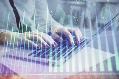 Bilgisayarda ve finansal grafik hologramında yazı yazan kadın ellerine çoklu maruz kalma. Borsa analizi kavramı.