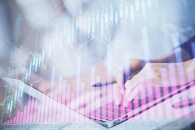 Bilgisayarda ve ön x grafik hologram çiziminde kadın eli yazarken çift pozlama. Borsa yatırım kavramı.