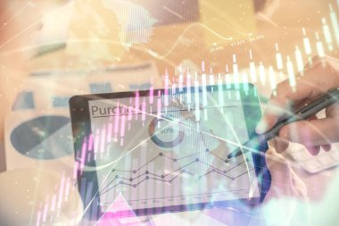 Bir adamın elini tutarken ve bir telefon ve finansal çizim kullanırken çift pozlama. Pazar analizi kavramı.