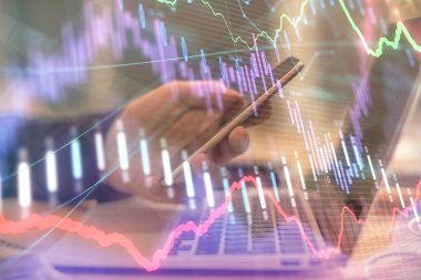 Bir adamın elini tutarken ve bir telefon ve finansal grafik çizimi kullanırken çift pozlama. Analiz kavramı.