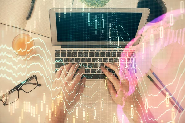 Dobbel eksponering av mannens hender ved å skrive på et bærbart tastatur og diagrams hologram-tegning. Topputsikt. Begrepet finansmarkeder. – stockfoto