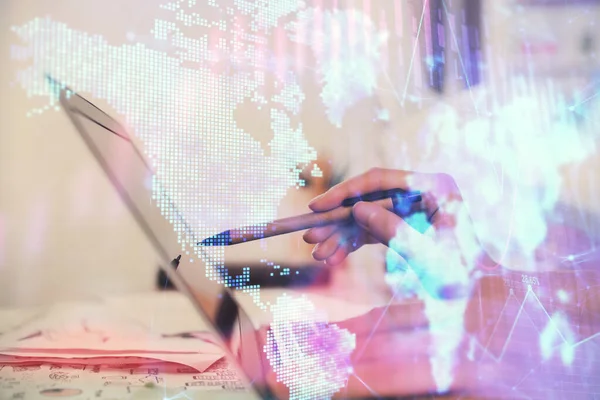 Wielokrotna ekspozycja kobiecych dłoni na komputerowym i finansowym rysunku hologramu. Koncepcja analizy rynku akcji. — Zdjęcie stockowe
