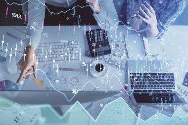 Kadın ve erkeğin birlikte çalışması ve finansal grafik hologramı çizimi. Pazar analizi konsepti. Bilgisayar arkaplanı. Üst Görünüm.