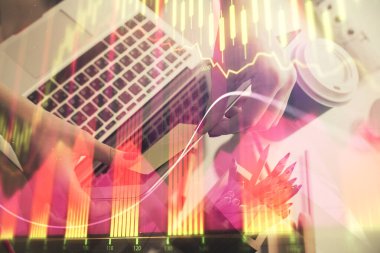 İşkadını ellerinin bilgisayar ve finansal grafik hologramı çizimlerinde çifte pozlama. Borsa analizi kavramı.