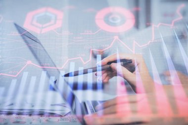 Bilgisayarda ve finansal grafik hologramında yazı yazan kadın ellerine çoklu maruz kalma. Borsa analizi kavramı.