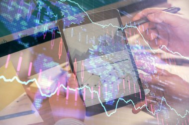 Bir adamın elini tutarken ve bir telefon ve finansal çizim kullanırken çift pozlama. Pazar analizi kavramı.