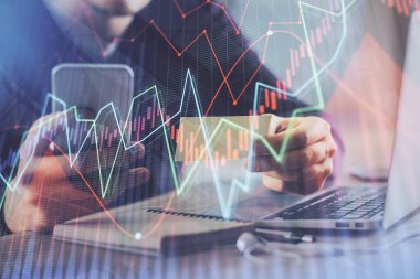 Bir adamın elini tutarken ve bir telefon ve finansal grafik çizimi kullanırken çift pozlama. Analiz kavramı.