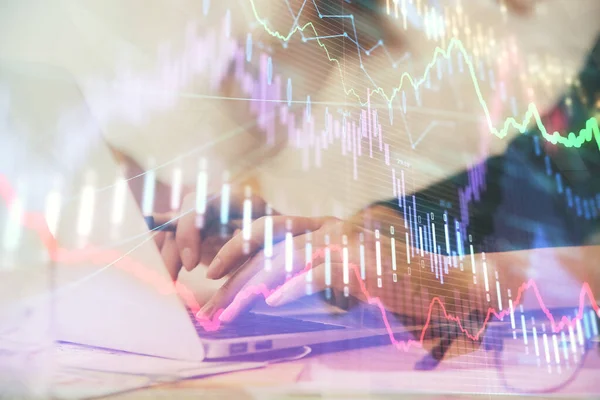 Multi exposición de las manos de la mujer escribiendo en el dibujo del holograma de la computadora y del gráfico financiero. Concepto de análisis bursátil. — Foto de Stock