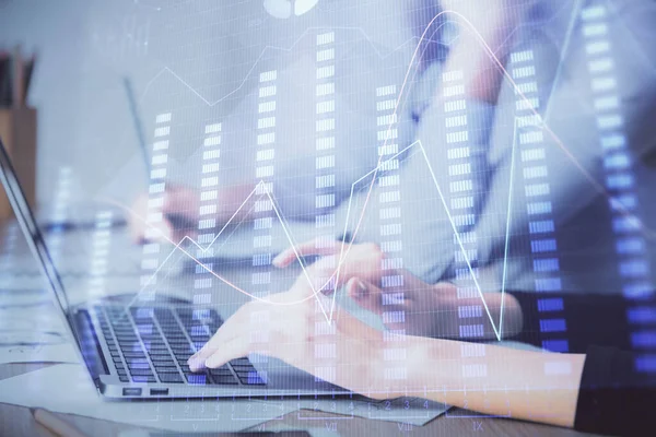 Bilgisayarda ve finansal grafik hologramında yazı yazan kadın ellerine çok maruz kalmış. Borsa analizi kavramı.