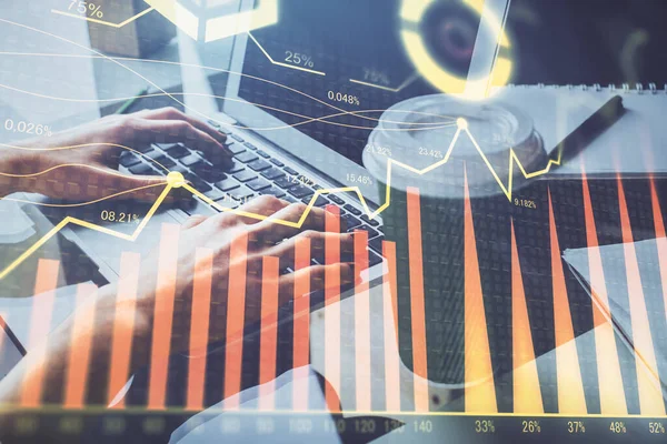 Dubbel exponering av kvinnliga händer skriva på dator och forex diagram hologram ritning. Begreppet aktiemarknad. — Stockfoto