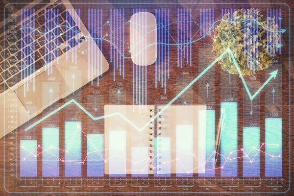 Διάγραμμα χρηματιστηρίου και top view υπολογιστή στο φόντο πίνακα. Διπλή έκθεση. Έννοια της χρηματοοικονομικής εκπαίδευσης. — Φωτογραφία Αρχείου