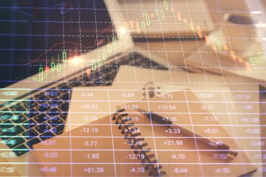 Finans şeması çizimine ve masaüstüne kahve ve masa arkasında eşyalar ile çifte pozlama. Önx piyasa ticareti kavramı