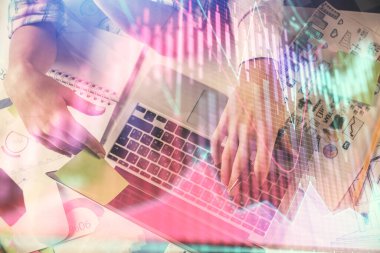 Kadın ve erkeğin birlikte çalışırken çifte pozlama ve hologram çizimi ön plana çıkarma. Finansal analiz konsepti. Bilgisayar arkaplanı. Üst Görünüm.