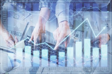 Kadın ve erkeğin birlikte çalışırken çifte pozlama ve hologram çizimi ön plana çıkarma. Finansal analiz konsepti. Bilgisayar arkaplanı. Üst Görünüm.