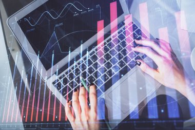 Bilgisayar ve ön x çizim hologramı üzerinde çalışan kadın elleri çift pozlama. Üst Manzara. Mali analiz kavramı.