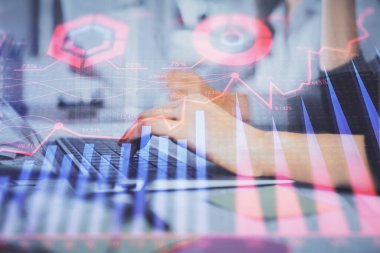 Bilgisayarda ve finansal grafik hologramında yazı yazan kadın ellerine çoklu maruz kalma. Borsa analizi kavramı.