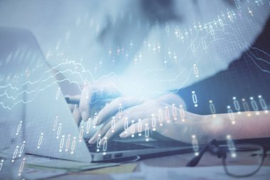 Bilgisayarda ve finansal grafik hologramında yazı yazan kadın ellerine çoklu maruz kalma. Borsa analizi kavramı.