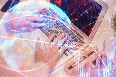 Bilgisayarda ve ön x grafik hologram çiziminde kadın eli yazarken çift pozlama. Borsa analizi kavramı.