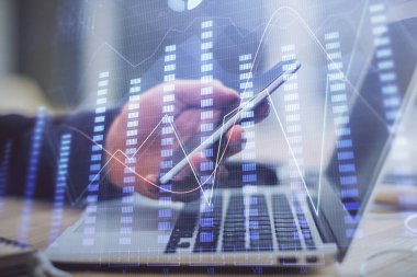 Bir adamın elini tutarken ve bir telefon ve finansal grafik çizimi kullanırken çift pozlama. Analiz kavramı.