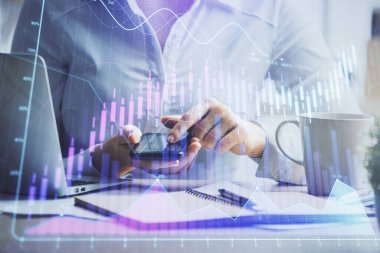 Ön x çizelgesine çift pozlama, hologram çizimi ve cep telefonu kullanan bir kadın. Finansal piyasa kavramı.