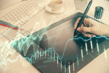 Finansal grafik çizimine çifte maruz kalma hologram ve cep telefonu kullanan bir kadın. Borsa konsepti.