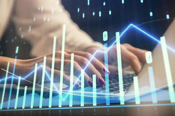 Doppelbelichtung von Geschäftsfrau Hände Tippen auf Computer und Forex-Diagramm Hologrammzeichnung. Finanzanalysekonzept. — Stockfoto