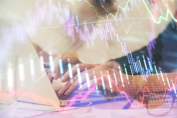 Multi exposición de las manos de la mujer escribiendo en el dibujo del holograma de la computadora y del gráfico financiero. Concepto de análisis bursátil. — Foto de Stock