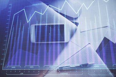 Forx grafik hologramının telefonlu masaüstü üzerinde çoklu pozlandırılması. Üst Manzara. Mobil ticaret platformu kavramı.