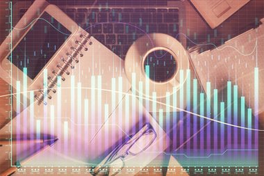 Finansal grafik hologramına telefonla çifte maruz kalma. Üst Manzara. Mobil ticaret platformu kavramı.