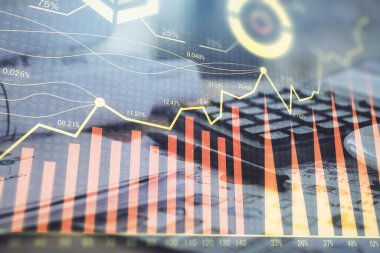 Finansal şema çizimleri ve açık defter arkaplanı olan bir masa. Önx pazarı kavramı