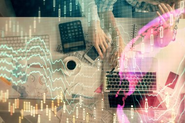 Kadın ve erkeğin birlikte çalışması ve finansal grafik hologramı çizimi. Pazar analizi konsepti. Bilgisayar arkaplanı. Üst Görünüm.