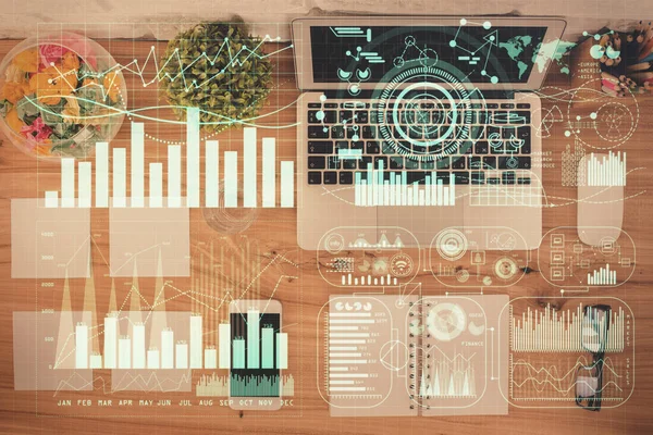 表の背景に株式市場のグラフとトップビューコンピュータ。多重露光。金融教育の概念. — ストック写真