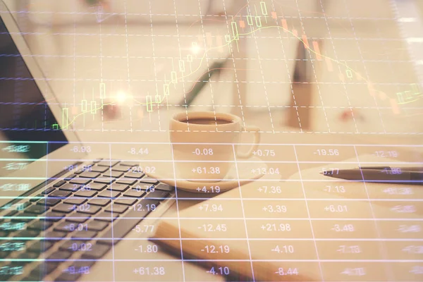 Dvojitá expozice výkresu finančního grafu a desktopu s kávou a položkami na pozadí stolu. Koncepce obchodování na devizovém trhu — Stock fotografie