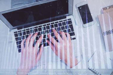 Bilgisayar ve ön x çizim hologramı üzerinde çalışan kadın elleri çift pozlama. Üst Manzara. Mali analiz kavramı.