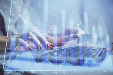 Bilgisayarda ve finansal grafik hologramında yazı yazan kadın ellerine çoklu maruz kalma. Borsa analizi kavramı.