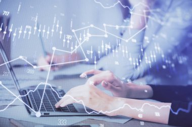 Bilgisayarda ve finansal grafik hologramında yazı yazan kadın ellerine çok maruz kalmış. Borsa analizi kavramı.