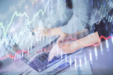 Bilgisayarda ve finansal grafik hologramında yazı yazan kadın ellerine çok maruz kalmış. Borsa analizi kavramı.