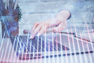 Bilgisayarda ve ön x grafik hologramında yazı yazan kadın ellerine çok maruz kalmış. Borsa analizi kavramı.