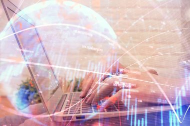 Bilgisayarda ve ön x grafik hologramında yazı yazan kadın ellerine çok maruz kalmış. Borsa analizi kavramı.