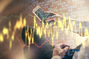 Erkeklerin el ele tutuşup dijital bir cihaz ve ön grafik çizimi kullanırken çift pozlama. Finansal piyasa kavramı.