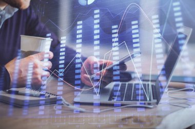 Bir adamın elini tutarken ve bir telefon ve finansal grafik çizimi kullanırken çift pozlama. Analiz kavramı.