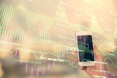 Ön x çizelgesine çift pozlama, hologram çizimi ve cep telefonu kullanan bir kadın. Borsa konsepti.