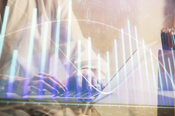 Dubbel exponering av kvinnliga händer skriva på dator och forex diagram hologram ritning. Begreppet aktiemarknad. — Stockfoto