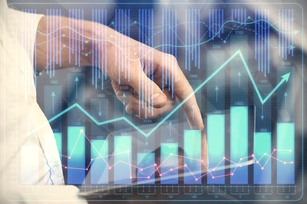 Doppelbelichtung von Menschenhänden, die ein digitales Gerät und eine Forex-Graphenzeichnung halten und verwenden. Finanzmarktkonzept. — Stockfoto