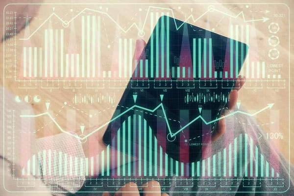 Erkeklerin el ele tutuşup dijital bir cihaz ve ön grafik çizimi kullanırken çift pozlama. Finansal piyasa kavramı. — Stok fotoğraf