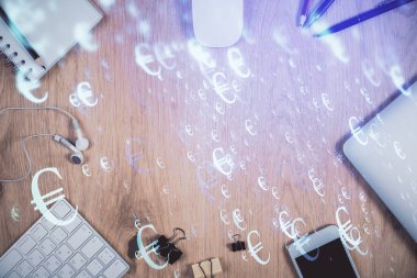 Forx grafik hologramının telefonlu masaüstü üzerinde çoklu pozlandırılması. Üst Manzara. Mobil ticaret platformu kavramı.