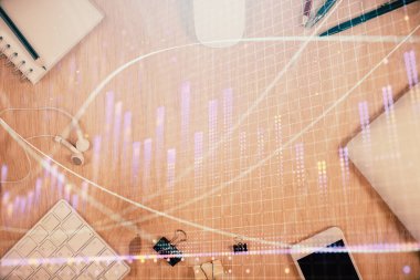 Forx grafik hologramının telefonlu masaüstü üzerinde çoklu pozlandırılması. Üst Manzara. Mobil ticaret platformu kavramı.