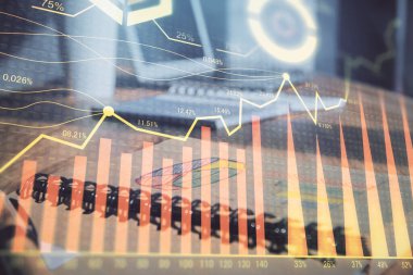 Finansal grafik çizimleri ve açık defter arkaplanı olan bir masa. Önx pazarı kavramı