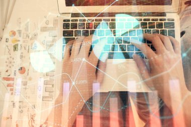 Dizüstü bilgisayar klavyesini ve ön x çizim hologramını yazarken çift pozlama. Üst Manzara. Finans piyasası kavramı.